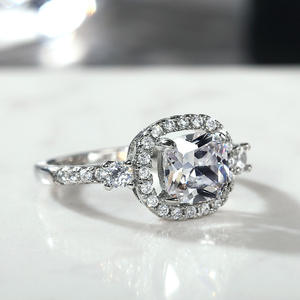 Anello di Fidanzamento F750 in Oro Bianco per Donna, Diamante Naturale Taglio Cushion Colore D con Montatura Halo - Product Image 6