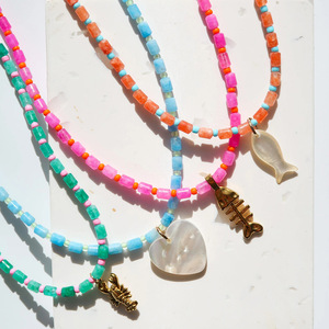 Collana girocollo artigianale personalizzata con perline a forma di cuore in stile bohémien, che mantiene il colore, ispirata a gioielli con perline di riso e conchiglie - Product Image 4