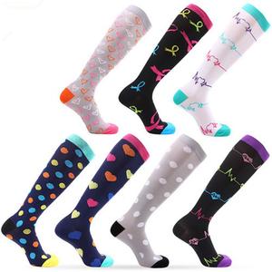 Chaussettes de sport de compression unisexes en gros, personnalisées, confortables, pour jeunes, noires, en spandex/<span class=keywords><strong>nylon</strong></span>/coton - Product Image 1
