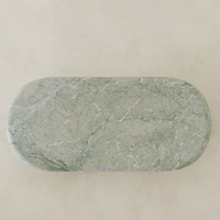 Table basse en marbre vert DH, forme de galet arrondie, dalle épaisse et solide, piédestal à double cylindre, style organique moderne pour salon