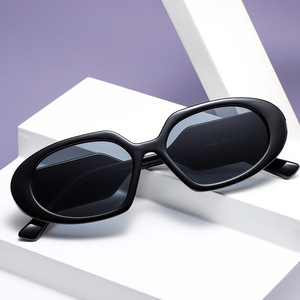 Gafas de Sol Elegantes para Mujer, Montura Negra, Lentes de PC con Protección UV400, Patillas Anchas a la Moda, Protección Solar, Estilo para Conducir - Product Image 4