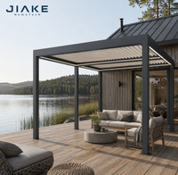 Pergola motorisée en aluminium gris anthracite à lames orientables pour cabane de vacances en bord de lac et salon extérieur