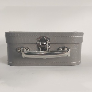 Scatola Regalo per Candele a Forma di Valigia per Bambini, Personalizzabile, in Cartone Riciclato con Manico - Product Image 2