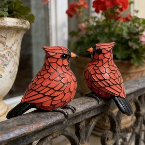 Ornement de jardin en résine de verre teinté rouge en forme d'oiseau cardinal, décoration extérieure de style traditionnel - Product Image 1