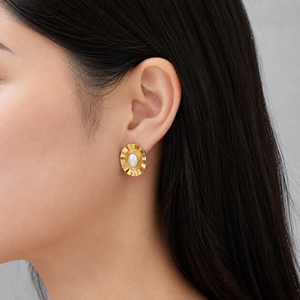 Boucles d'oreilles ovales en perles imitation, acier inoxydable plaqué or 14 carats sous vide - Product Image 5