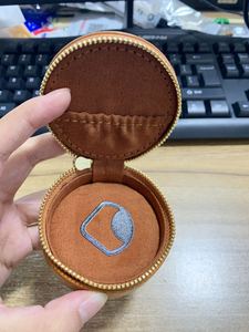 Boîte à bijoux ronde en cuir PU Elequeen avec logo personnalisé, fermeture à glissière, organiseur de bijoux portable pour bagues, boucles d'oreilles, colliers - Product Image 5