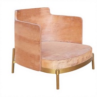 Fauteuil en tissu rembourré avec structure en contreplaqué de bois d'eucalyptus au design incurvé pour salon