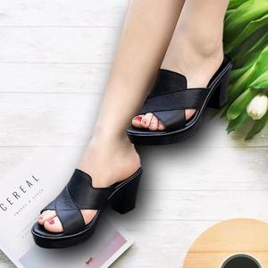 Sandales et <span class=keywords><strong>pantoufles</strong></span> pour femmes, tendance 2024, vente en gros, grande taille, nouvelles, talons hauts épais, imperméables, chaussures décontractées pour femmes - Product Image 3