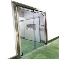 Puerta Batiente de PVC de Cuatro Paneles Resistente a Impactos, Puerta de Tráfico Bidireccional con Retorno Automático para Taller o Planta de Procesamiento de Alimentos