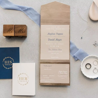Ensemble d'invitations de mariage pliables en papier velours rustique avec carte RSVP, couronne personnalisée en feuille d'or, et livre de vœux pour lui et pour elle