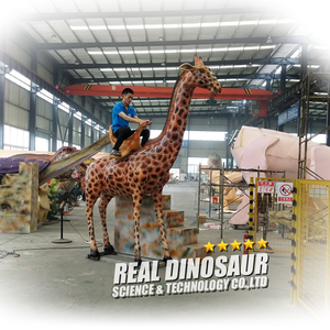 Manège mécanique girafe pour enfants dans un parc d'attractions - Product Image 3