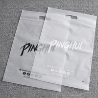 Sacs de shopping en plastique givré avec logo personnalisé, poignée découpée et fermeture à glissière pour l'emballage de manteaux et de cadeaux