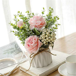 Fleurs artificielles avec petit vase en céramique, roses en soie, fausses plantes, feuilles d'eucalyptus, baies, arrangements floraux, décorations - Product Image 3
