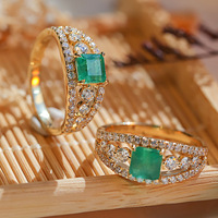 Bague de Fiançailles et de Cérémonie Sur Mesure en Argent Pur 925 avec Émeraude Verte Vive et Halo en Or Jaune AU750 pour Femme, Bijou Permanent