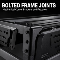 Système de porte-charge et de fixation pour benne de camionnette, monté sur rail, pour le transport de marchandises et l'installation d'accessoires