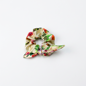 Chouchou en satin à imprimé floral pour femme, accessoire capillaire tendance style Noël, fait main, broderie écologique, élastique à cheveux - Product Image 1