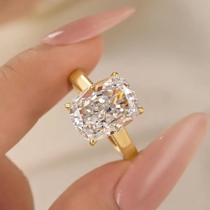 Bague de fiançailles solitaire classique en moissanite 925, taille coussin, 8,0 carats, RingLuxe Travel Ring, en argent sterling, or blanc et or jaune - Product Image 1