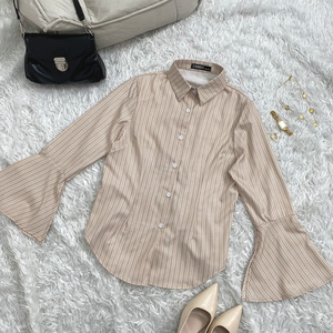 Chemisier <span class=keywords><strong>femme</strong></span> en polyester à manches longues, col en V, rayé, coupe ajustée, style décontracté, nouvelle mode automne, style transfrontalier Europe-Amérique - Product Image 4