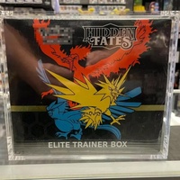 Estuche Protector de Acrílico Pulido para Cartas Pokémon con Tapa Magnética Moderna y Cierre Personalizable para Elite Trainer Box (ETB)
