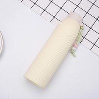 Botella de agua de doble capa antiplanchado barata, taza práctica portátil de vidrio aislada con botella de agua de carcasa de plástico