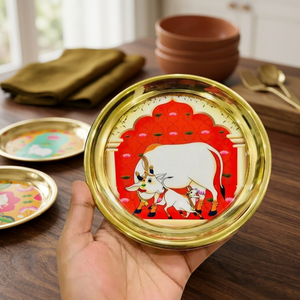 Assiette décorative en métal peinte à la main, design de vache de dessin animé rond, style chinois traditionnel, cadeau fait main - Product Image 3
