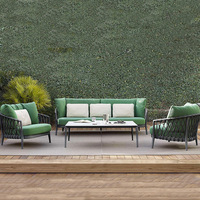 Ensemble de canapés en rotin d'extérieur luxueux, modernes, durables et confortables avec structure en aluminium pour jardin et terrasse