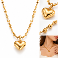 Collier pendentif cœur gonflé personnalisé Mosen, stylisé avec une chaîne de perles polies en acier inoxydable, finition plaquée or 18 carats.