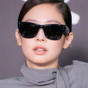 Lunettes de soleil carrées vintage 2025 avec logo personnalisé, monture PC rouge et noire, protection UV400, rivets, pour hommes et femmes - Product Image 3