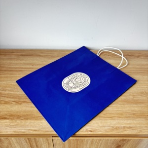 ถุงกระดาษคราฟท์สีน้ำเงินพิมพ์ลายแบบพรีเมียม ปี 2026 พร้อมหูหิ้วแบบเกลียว สำหรับบรรจุภัณฑ์ของขวัญและเบเกอรี่สุดหรู - Product Image 3