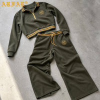 Ensemble survêtement streetwear 2 pièces pour femme : veste courte zippée à col polo côtelé avec rayures dorées et pantalon de jogging, personnalisable avec logo