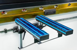 Presse plieuse CNC 70T 2500mm à double servo 2+1 axes pour tôles, Delem TP10S OEM, Aluminium Schneider Electric CE ISO CNC - Product Image 3