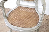 Fauteuil à bras ouverts en canne sculptée avec un ruban au dos, peint au 19e siècle