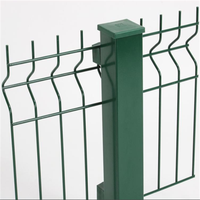 Clôture en treillis métallique vert triangulaire plissé / Clôture en treillis avec des plis