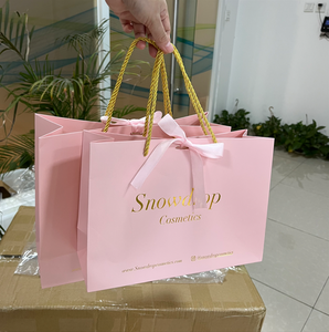 Sacs cadeaux roses de luxe avec estampage à chaud doré - Sacs de shopping personnalisés avec poignée torsadée en corde pour boutiques - Product Image 4