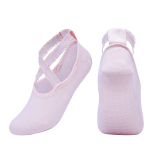 Chaussettes de sport premium pour femmes avec bordure en dentelle douce, couleurs unies, points antidérapants en caoutchouc et construction sans couture aux orteils - Product Image 2