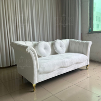 Nouveau design de canapé double en velours blanc pour la décoration de scène des événements de mariage des mariés