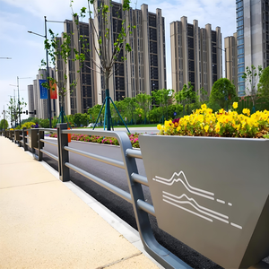 Barrières <span class=keywords><strong>de</strong></span> jardinières urbaines personnalisées <span class=keywords><strong>de</strong></span> haute qualité utilisées pour l'isolation routière, la sécurité et la prévention des collisions. - Product Image 2