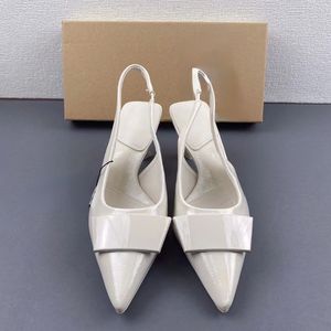 Chaussures élégantes à talons aiguilles en cuir brillant, à bride arrière, noires, pour femmes - Product Image 3
