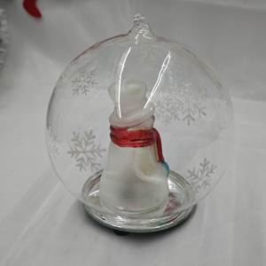 Boule de verre éclairée Idées cadeaux de Noël pour les amis avec le père Noël à l'intérieur des ornements de boule suspendus pour arbre de Noël - Product Image 4