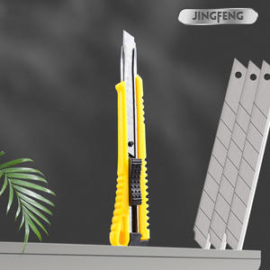 Cuchillo utilitario Jingfeng con hoja de 9 mm, plástico amarillo, retráctil manual, para cortar y trabajar manualidades. - Product Image 4