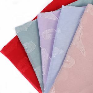 Vendita superiore tessuto Jacquard a <span class=keywords><strong>fiori</strong></span> in <span class=keywords><strong>Chiffon</strong></span> 100% poliestere con taglio incrociato <span class=keywords><strong>per</strong></span> abito da donna - Product Image 2