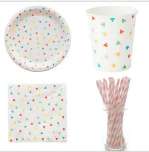イベント & パーティー用品使い捨ての白い食器セットカラフルな三角形のパターンの紙皿、カップ、ナプキン、ストロー81個