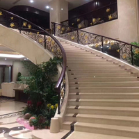 Villa intérieur design moderne escalier en colimaçon beige marbre escalier courbe projet