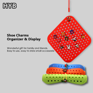 เครื่องประดับรองเท้า HYB Kuaji แบบอุ่นๆ ทำจาก PVC 2 มิติ ขนสัตว์ สไตล์ฤดูหนาว ฤดูใบไม้ร่วง รูปต้นคริสต์มาส ดีไซน์ตามสั่ง ขายส่ง จี้ห้อยรองเท้า - Product Image 4