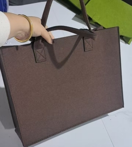 Sacs fourre-tout personnalisés en feutre écologique avec logo pour les femmes qui font du shopping - Product Image 1