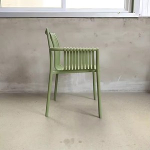 <span class=keywords><strong>Chaises</strong></span> de restaurant et de bistrot empilables modernes en plastique PP vert, durables, imperméables, avec accoudoirs pour hôtel et usage extérieur - Product Image 3