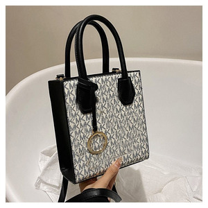 Sac à Main Femme Haut de Gamme Lettres Gaufrées Bandoulière Luxe Fermeture Éclair Décontracté Léger Printemps Mode Poignée Simple Portable - Product Image 6