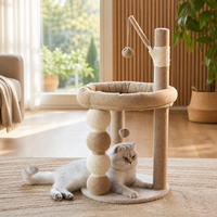 Tour d'escalade pour chat beige en gros OEM ODM avec griffoir en sisal et jouet boule en peluche suspendue pour chats d'intérieur – Mobilier moderne