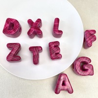 Perles en résine alphabet colorées avec motif à carreaux 20 mm pour projets d'artisanat DIY et fabrication de bijoux