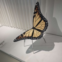 La chaise luxueuse avec la forme de papillon dans le restaurant appartient à la série Premium Design. Il présente un style unique.